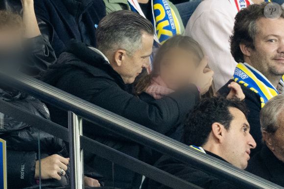 Les Bleus, menés par un Kylian Mbappé inspiré et auteur d’un doublé, ont accéléré en seconde période pour confirmer leur statut de finaliste en titre. 

Guillaume Canet et ses enfants Marcel et Louise dans les tribunes du match de qualification de la Coupe du monde 2026 entre la France contre l'Ukraine (4-0) au Parc des Princes à Paris le 13 novembre 2025. © Cyril moreau/Bestimage