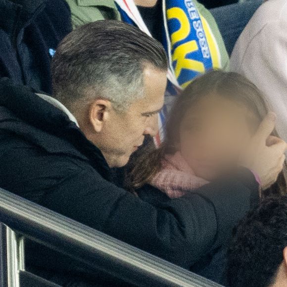 Les Bleus, menés par un Kylian Mbappé inspiré et auteur d’un doublé, ont accéléré en seconde période pour confirmer leur statut de finaliste en titre. 

Guillaume Canet et ses enfants Marcel et Louise dans les tribunes du match de qualification de la Coupe du monde 2026 entre la France contre l'Ukraine (4-0) au Parc des Princes à Paris le 13 novembre 2025. © Cyril moreau/Bestimage