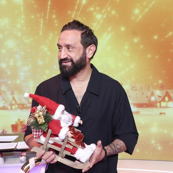 Exclusif - Cyril Hanouna, sur le plateau de TBT9 présenté par C.Hanouna, et diffusé en direct sur W9, Paris, France, le 26 novembre 2025. © Jack Tribeca / Bestimage