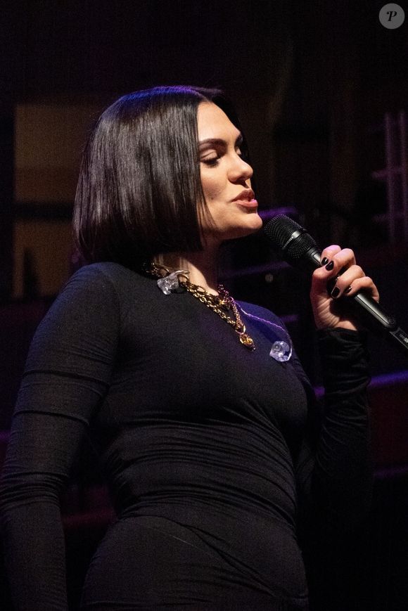 L’interprète du titre "Price Tag" avait révélé en juin dernier qu’un cancer du sein lui avait été diagnostiqué. 

Jessie J offre un spectacle émouvant lors de la première soirée de la tournée No Secrets au Royaume-Uni. Backgrid UK/ Bestimage
