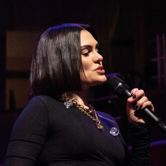 L’interprète du titre "Price Tag" avait révélé en juin dernier qu’un cancer du sein lui avait été diagnostiqué. 

Jessie J offre un spectacle émouvant lors de la première soirée de la tournée No Secrets au Royaume-Uni. Backgrid UK/ Bestimage