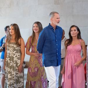 Il faut dire qu'avec le long départ de Leonor au cours des derniers mois, la famille n'a pu être réunie longtemps pendant une longue période

Le roi Felipe VI, la reine Letizia, la princesse héritière Leonor et la princesse Sofia visitent l'exposition "Paysage-Miro" de Joan Miro à La loge de Palma à Majorque, le 5 août 2025. LALO YASKY / BESTIMAGE