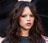Elle jouera alors ainsi bien sûr aux côtés de Jenna Ortega, alias Mercredi.

Sur la photo : Jenna Ortega |L'équipe de la série "Wednesday" (S2) au photocall du "FYSEE : The Fall Edit Netflix" à Los Angeles