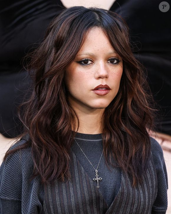 Elle jouera alors ainsi bien sûr aux côtés de Jenna Ortega, alias Mercredi.

Sur la photo : Jenna Ortega |L'équipe de la série "Wednesday" (S2) au photocall du "FYSEE : The Fall Edit Netflix" à Los Angeles