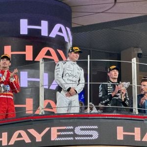 Les pilotes Charles Leclerc et George Russell étaient également présents

Brad Pitt et Javier Bardem tournent une scène d'un film sur la Formule 1 à Abu Dhabi.