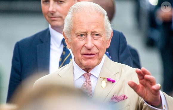 Le 22 juillet, lors d’une visite au Jockey Club de Suffolk avec la reine Camilla, il a confié à un ancien malade se sentir "beaucoup mieux".

Le roi Charles III d'Angleterre et Camilla Parker Bowles, reine consort d'Angleterre, rencontrent le public à Newmarket, Royaume Uni, le 22 juillet 2025, lors de leur visite du National Stud et des salles du Jockey Club. © Tayfun Salci/ZUMA Press Wire / BestimageBestimage