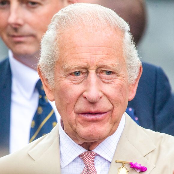 Le 22 juillet, lors d’une visite au Jockey Club de Suffolk avec la reine Camilla, il a confié à un ancien malade se sentir "beaucoup mieux".

Le roi Charles III d'Angleterre et Camilla Parker Bowles, reine consort d'Angleterre, rencontrent le public à Newmarket, Royaume Uni, le 22 juillet 2025, lors de leur visite du National Stud et des salles du Jockey Club. © Tayfun Salci/ZUMA Press Wire / BestimageBestimage