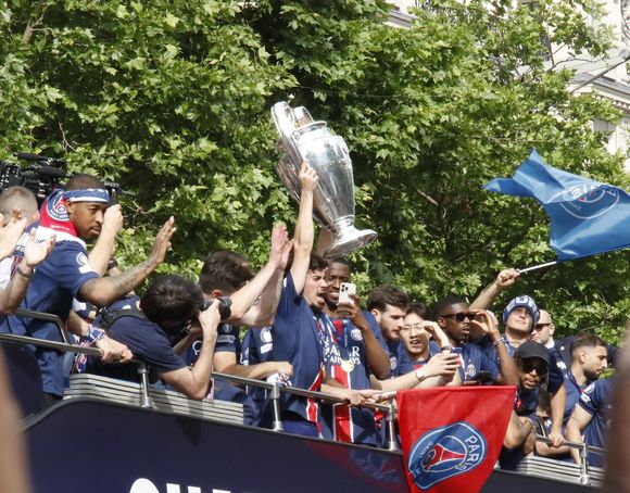 Les joueurs du PSG paradent sur les Champs-Elysées après leur victoire historique (5-0) en finale de la Ligue Des Champions 2025. Paris, le 1er juin 2025.
© Marc Ausset-Lacroix/Bestimage