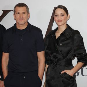 Guillaume Canet (réalisateur du film "Karma") et Marion Cotillard au photocall de la première du film "Karma" au cinéma Pathé Palace à Paris le 13 octobre 2026. © Coadic Guirec / Bestimage
