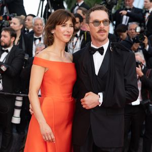 Ce 18 mai, la Croisette s’est encore une fois transformée en podium de mode et de créativité.
Sophie Hunter et son mari Benedict Cumberbatch à la montée des marches du film « The Phoenician Scheme » lors du 78ème Festival International du Film de Cannes, au Palais des Festivals à Cannes. Le 18 mai 2025. © Olivier Borde / Bestimage