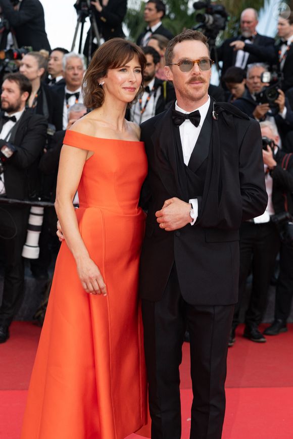 Ce 18 mai, la Croisette s’est encore une fois transformée en podium de mode et de créativité.

Sophie Hunter et son mari Benedict Cumberbatch à la montée des marches du film « The Phoenician Scheme » lors du 78ème Festival International du Film de Cannes, au Palais des Festivals à Cannes. Le 18 mai 2025. © Olivier Borde / Bestimage