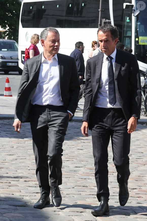 Marc-Olivier Fogiel, Alexandre Bompard - Arrivées aux obsèques de Philippe Labro en l'église de Saint-Germain-des-Prés à Paris le 13 juin 2025. © Dominique Jacovides - Christophe Clovis / Bestimage