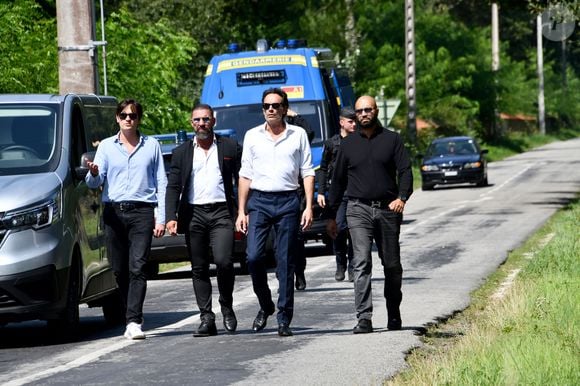 Anthony Delon et son demi-frère Alain-Fabien découvrent les hommages devant les grilles de la propriété de Douchy, quelques heures avant les obsèques de leur père, A.Delon, le 24 août 2024. © Agence / Bestimage