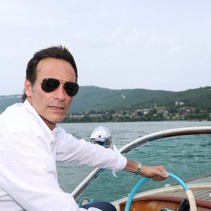 Exclusif - Rendez-vous avec Anthony Delon, en promenade en Riva sur le lac du Bourget à Aix-les-Bains, à l'occasion de la 3ème Edition du Cinéma Français et de la Gastronomie. Le 8 juin 2024
© Denis Guignebourg / Bestimage