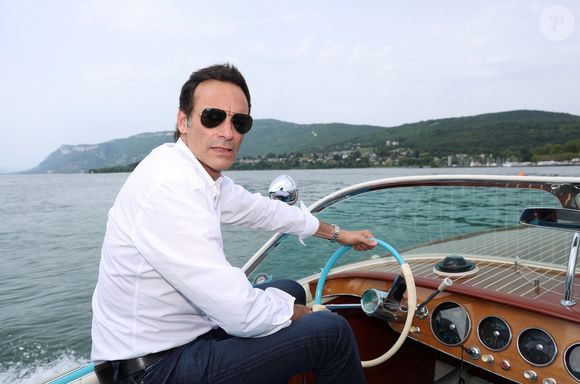 Exclusif - Rendez-vous avec Anthony Delon, en promenade en Riva sur le lac du Bourget à Aix-les-Bains, à l'occasion de la 3ème Edition du Cinéma Français et de la Gastronomie. Le 8 juin 2024
© Denis Guignebourg / Bestimage