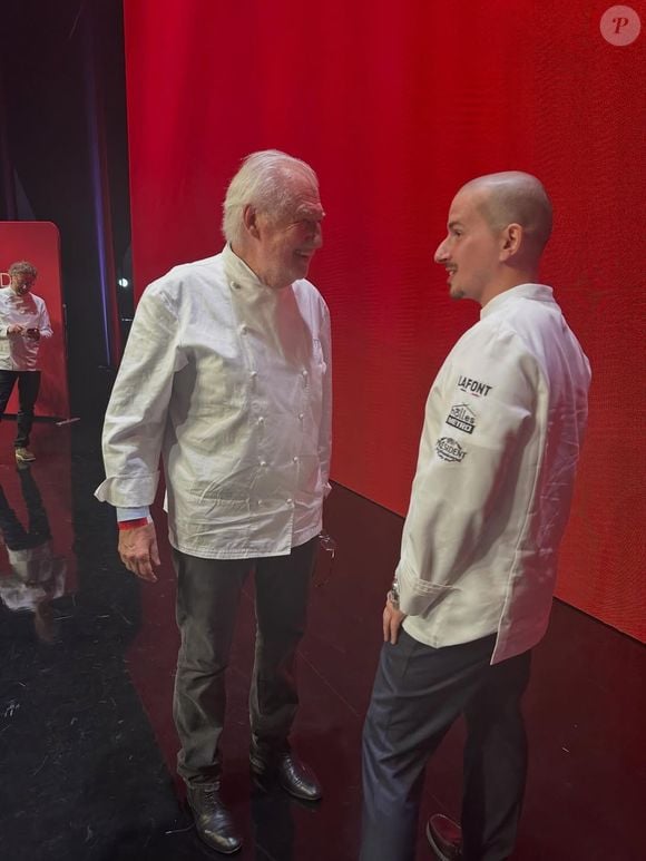 Neuf mois plus tard, le 16 mars 2026, le couple reçoit l'appel tant attendu du Guide Michelin et ils reçoivent leur première étoile