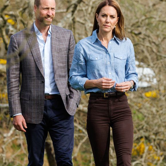 Ils sont aussi très au fait des problèmes de santé mentale, de changement climatique et de lutte contre la pauvreté et mènent de nombreuses actions par le biais de la fondation royale. 

Le prince William, prince de Galles et Catherine Kate Middleton, princesse de Galles visitent une ferme pour s'informer sur la production durable et l'industrie hôtelière sur l'île de Mull, Ecosse le 29 avril 2025.

© Robert Perry/WPA-Pool via Bestimage