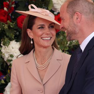 Le navire, estimé à plusieurs millions d’euros, avait coupé son système de localisation pour préserver leur intimité.


Le prince William, prince de Galles, et Catherine (Kate) Middleton, princesse de Galles, accueillent le couple présidentiel français le président Emmanuel Macron et sa femme la Première Dame Brigitte Macron sur Datchet road à Windsor, Royaume Uni, le 8 juillet 2025. © Dominique Jacovides/Bestimage