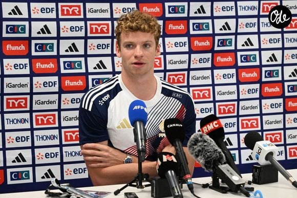 Léon Marchand lors d'une conférence de presse pendant le stage de préparation de l'équipe de France de natation au CREPS de Vichy, à Vichy le 1er août 2026. © Mourad Allili /PsnewZ/Bestimage