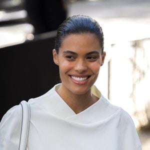 A 29 ans, la mannequin enchaîne les collaborations prestigieuses et confirme avec cette campagne Nina Ricci une place de choix dans le monde de la mode.

Tina Kunakey au défilé Lacoste Collection Femme Prêt-à-Porter Printemps/Eté 2026 lors de la Fashion Week de Paris (PFW) le 5 octobre 2025. © Florian Lavielle/Bestimage