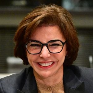 "Voilà. Mais c’est compliqué, avec la vie que je mène, donc… un peu compliqué, oui.". La journaliste tente une dernière précision : "Vous ne vous voyez pas beaucoup, j’imagine."

Rachida Dati, ministre de la Culture, est entendue par la commission d'enquête sur l'audiovisuel public le 5 février 2026
© Christian Liewig / Bestimage