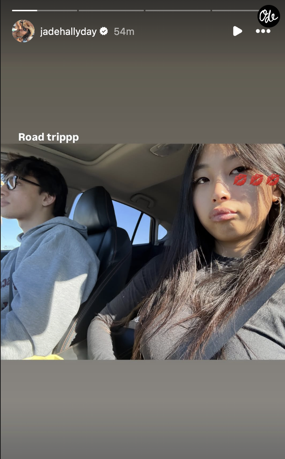 Le couple avait déjà affiché sa complicité en août dernier, lorsque Aaron Thomas avait publié un tendre message pour l’anniversaire de Jade Hallyday. 

Capture d'écran, Instagram de Jade Hallyday.