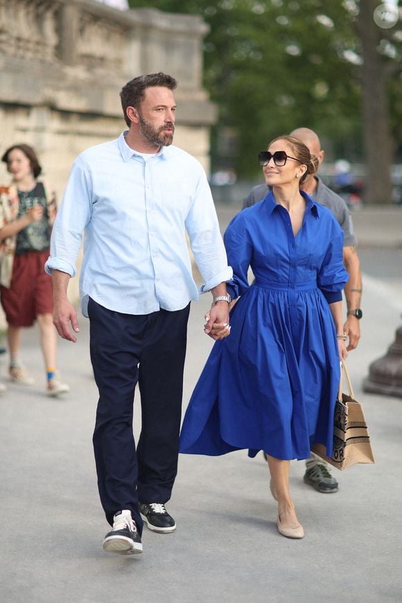 Toutefois, l'an dernier, les tourtereaux ont officialisé leur divorce après deux ans de mariage. 

Ben Affleck et son ex-femme Jennifer Lopez, accompagnés de Violet Affleck, 16 ans, se promènent dans le jardin des Tuileries en quittant le musée de l'Orangerie à Paris, le 25 juillet 2022. (Agence / Bestimage).