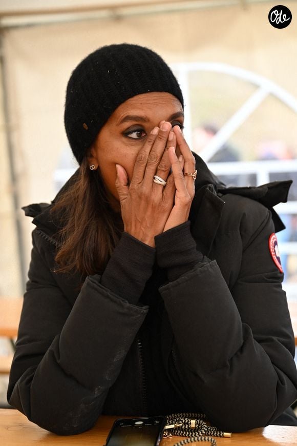 Comme elle l'avait annoncé la semaine dernière, l'animatrice de l'émission "L'amour est dans le pré", Karine Le Marchand, a amené près de 200 croissants aux agriculteurs sur un barrage sur l'autoroute A4 aux portes de Paris, pour leur affirmer son soutien. Le 29 janvier 2024
© Pierre Perusseau - Jeremy Melloul / Bestimage