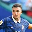 Kylian Mbappé, sa mère Fayza Lamari et Ester Expósito en vadrouille à Paris : le trio se laisse prendre en photo lors d'un "moment spécial"