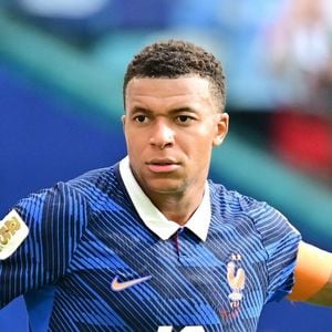 Kylian Mbappé a passé un moment avec sa mère Fayza Lamari et Ester Expósito dans la boutique parisienne de la Maison Messika.

Match entre la France et l’Angleterre, comptant pour la rencontre de classement pour la 3e place de la Coupe du monde de la FIFA 2026, disputé au Miami Stadium, à Miami. (© SPP / Psnewz / Bestimage)