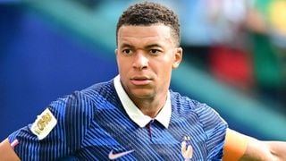 Kylian Mbappé, sa mère Fayza Lamari et Ester Expósito en vadrouille à Paris : le trio se laisse prendre en photo lors d'un "moment spécial"