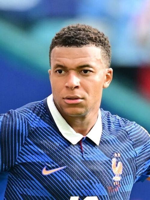 Kylian Mbappé, sa mère Fayza Lamari et Ester Expósito en vadrouille à Paris : le trio se laisse prendre en photo lors d'un "moment spécial"