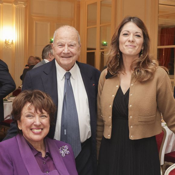 Parmi elles, l’ancienne ministre Roselyne Bachelot qui a d'ailleurs fait forte impression avec son bel ensemble violet, ou encore l'homme d'affaires Marc Ladreit de Lacharrière.

Exclusif - Roselyne Bachelot, Maud Bregeon, Marc Ladreit de Lacharrière - Dîner de la Revue des Deux Mondes à Paris à la Maison de l'Amérique Latine à Paris le 18 décembre 2024. © Jack Tribeca / Bestimage