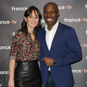 Anicet Mdiba qui nous vient tout droit de "Télématin", 

Mathilde Terrier, Anicet Mbida - Photocall à l'occasion des 40 ans de l'émission "Télématin" au siège de France Télévisions à Paris le 6 février 2025. Rendez-vous quotidien de partage, de proximité, d'information et de convivialité, Télématin accompagne les Français chaque matin depuis 40 ans. En rassemblant toutes les générations autour de cette matinale, l'émission a su rester un pilier de la télévision française. © Coadic Guirec/Bestimage