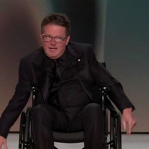 Le comédien est atteint de la maladie de Parkinson
Los Angeles - Michael J. Fox a reçu deux ovations debout lors d'un discours émouvant aux Emmy Awards 2026 le lundi 14 septembre 2026.
Crédit : NBC / Backgrid UK via Bestimage