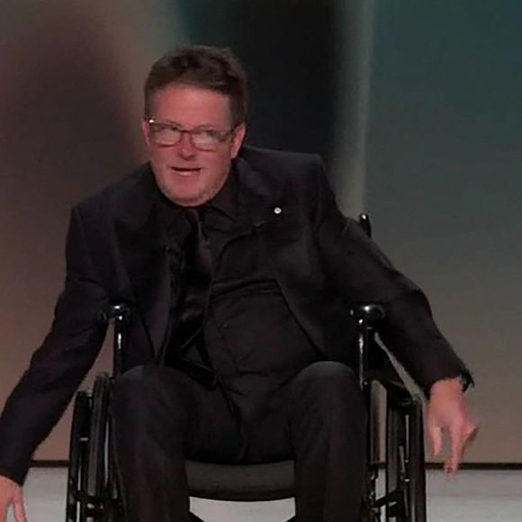 Le comédien est atteint de la maladie de Parkinson

Los Angeles - Michael J. Fox a reçu deux ovations debout lors d'un discours émouvant aux Emmy Awards 2026 le lundi 14 septembre 2026.
Crédit : NBC / Backgrid UK via Bestimage