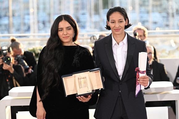L'actrice française Nadia Melliti pose avec la réalisatrice et scénariste française Hafsia Herzi lors d'un photocall avec son trophée après avoir remporté le Prix d'interprétation féminine pour son rôle dans le film "La Petite derniere" lors de la cérémonie de clôture de la 78ème édition du Festival de Cannes à Cannes, France, le 24 mai 2025. Photo de David Niviere/ABACAPRESS.COM