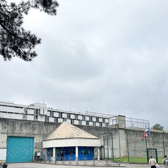 Pierre Palmade vient d'intégrer la maison d'arrêt de Gradignan près de Bordeaux à l'isolement dans le quartier récent (bâtiment blanc) à Gradignan, France, le 9 décembre 2024. © Patrick Bernard/Bestimage