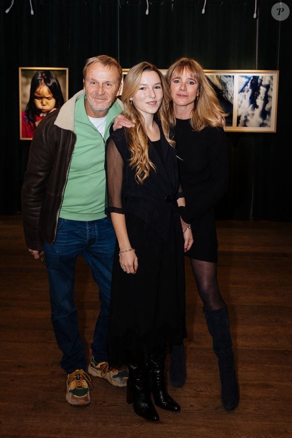 Exclusif - Roland Herlory, Pdg de Vilebrequin, Laura Poupon, sa mère Géraldine Danon lors du vernissage de la première exposition photographique de Laura Poupon "Hillingar" au Chalet des Îles à Paris le 18 novembre 2025.

© Tiphaine Praud-Lebely / Bestimage
