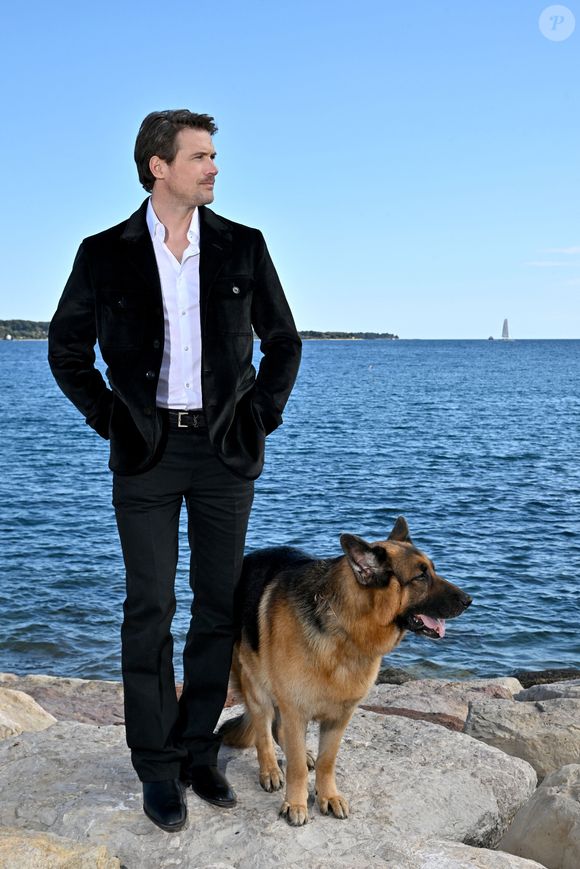 Exclusif - John Reardon et Diesel vom Burgimwald aka Rex sont au MIPTV 2023 à Cannes, France, le 17 avril 2023 pour promouvoir la série "Hudsson et Rex" durant CanneSeries Saison 6.© Bruno Bebert/Bestimage