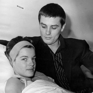Malgré leur séparation, Delon et Schneider continuent à entretenir des liens et à se respecter, notamment à travers leurs projets professionnels.

15 mars 1961 - Neuilly-sur-Seine, France - Alain Delon rendant visite à Romy Schneider à la clinique de Neuilly après son opération de l’appendicite. C’est lors du tournage de Christine que Romy Schneider est tombée amoureuse de l’acteur français Alain Delon, qui partageait l’affiche du film. Schneider s’est fiancée à Delon en 1959. Ce fut un moment charnière dans sa vie personnelle et professionnelle. (Crédit image : ? Keystone Press Agency/ZUMA Press Wire)
