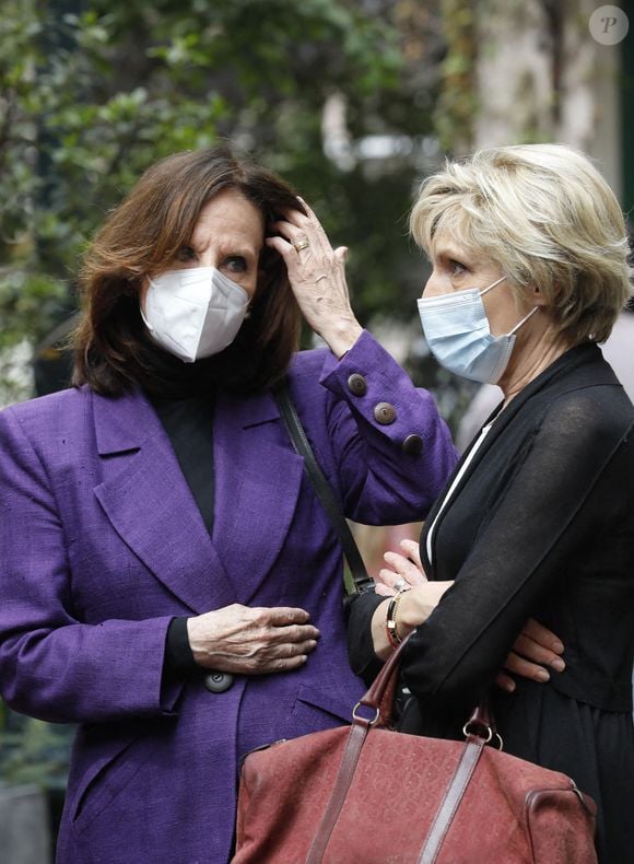 Denise Fabre et Evelyne Dhéliat à la sortie des obsèques de la journaliste Jacqueline Caurat (officier de l'ordre national du Mérite) en l'église Notre-Dame de l'Assomption de Passy à Paris, France, le 2 juin 2021.