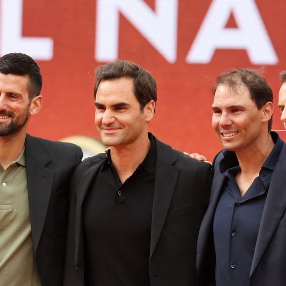 Ses célèbres rivaux Roger Federer, Novak Djokovic et Andy Murray étaient présents à ses côtés.
Novak Djokovic, Roger Federer, Rafael Nadal, Andy Murray -  Hommage à Rafael Nadal lors des internationaux de France de tennis à Roland Garros le 25 mai 2025.

© Dominique Jacovides / Cyril Moreau / Bestimage