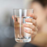 L’astuce surprenante du verre retourné à tester absolument dans votre évier avant de partir en vacances