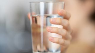 L’astuce surprenante du verre retourné à tester absolument dans votre évier avant de partir en vacances