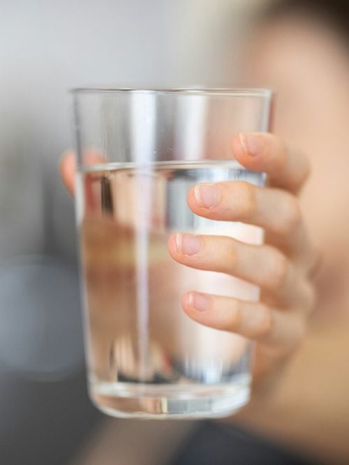L’astuce surprenante du verre retourné à tester absolument dans votre évier avant de partir en vacances