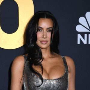 Kim Kardashian a été victime d’un braquage à Paris en 2016, ligotée et enfermée par des faux policiers. Les malfaiteurs ont dérobé pour 9 millions d’euros de bijoux, dont une bague offerte par Kanye West.

Kim Kardashian au photocall de la soirée d'anniversaire des "50 ans du Saturday Night Live (SNL 50)" au Rockfeller Center à New York ©Press via ZUMA Press Wire