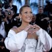 Festival de Cannes 2026 : Bella Hadid confirme son statut d'icône, montée des marches en famille dans une belle création Prada
