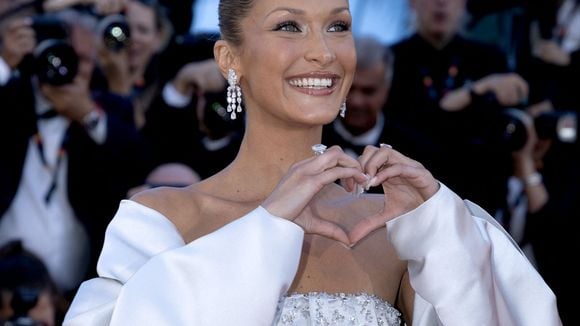 Festival de Cannes 2026 : Bella Hadid confirme son statut d'icône, montée des marches en famille dans une belle création Prada