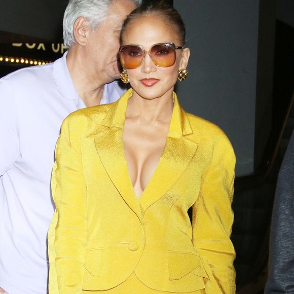 Jennifer Lopez est radieuse dans un ensemble jaune vif alors qu'elle quitte un événement Q&A à New York City, NY, USA, le 6 octobre 2025. Photo by Roger Wong/INSTARImages/ABACAPRESS.COM